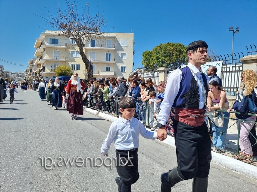 Μπαμπάδες παρελαύνουν με τα μωρά τους στα Χανιά, σπάζοντας τα στερεότυπα των φύλων