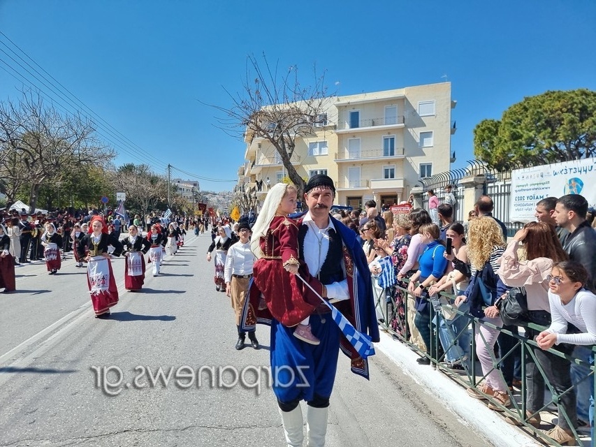 Μπαμπάδες παρελαύνουν με τα μωρά τους στα Χανιά, σπάζοντας τα στερεότυπα των φύλων