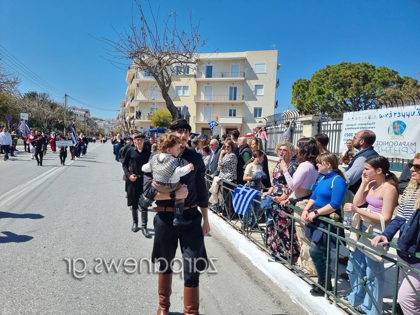 Μπαμπάδες παρελαύνουν με τα μωρά τους στα Χανιά, σπάζοντας τα στερεότυπα των φύλων