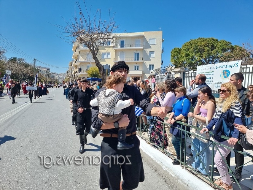 Μπαμπάδες παρελαύνουν με τα μωρά τους στα Χανιά, σπάζοντας τα στερεότυπα των φύλων