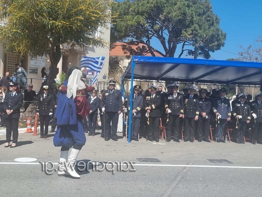 Μπαμπάδες παρελαύνουν με τα μωρά τους στα Χανιά, σπάζοντας τα στερεότυπα των φύλων