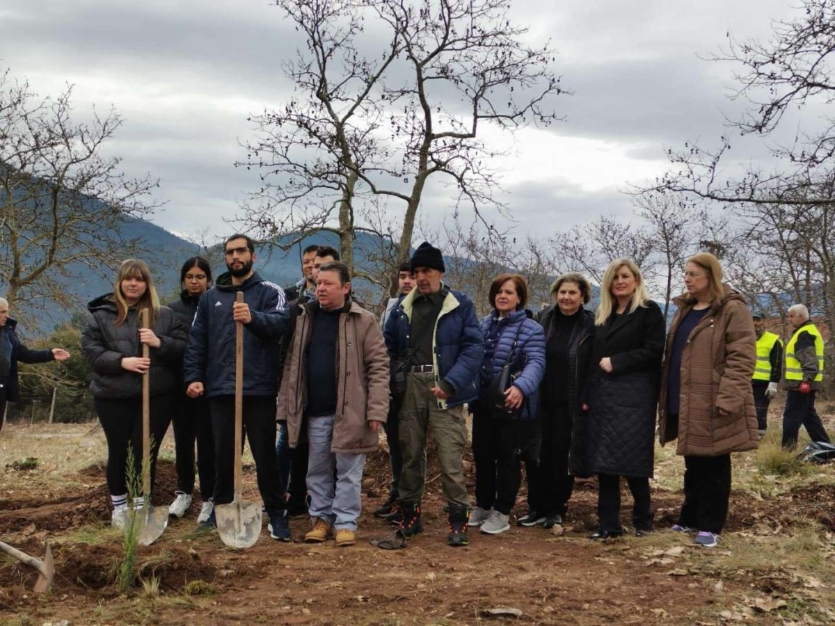 Φοιτητές φυτεύουν 57 κυπαρίσσια δέντρα στα Τέμπη για να τιμήσουν τα τραγικά θύματα και να προωθήσουν την περιβαλλοντική ευαισθητοποίηση.