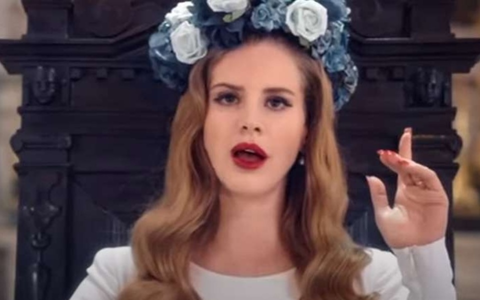 Η Lana Del Rey φέρεται αρραβωνιασμένη με τον μουσικό διευθυντή Evan Winiker>