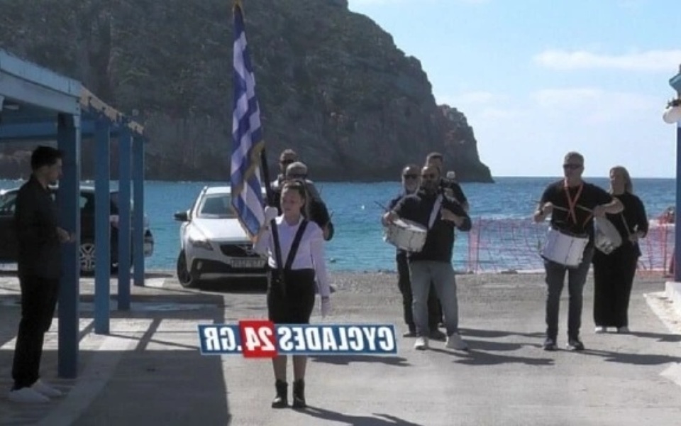 Η μικρή Εφραίμινα παρελαύνει μόνη της στον Απόλλωνα Νάξου πριν κλείσει το σχολείο>