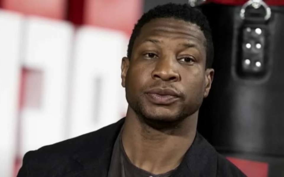 Ο δικηγόρος του Jonathan Majors ισχυρίζεται ότι είναι αθώος για ενδοοικογενειακή βία>