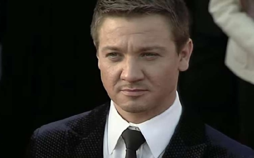 Ο Jeremy Renner θα κάνει την πρώτη του δημόσια εμφάνιση μετά το ατύχημα με το εκχιονιστικό στην πρεμιέρα της σειράς ντοκιμαντέρ «Rennervations»>