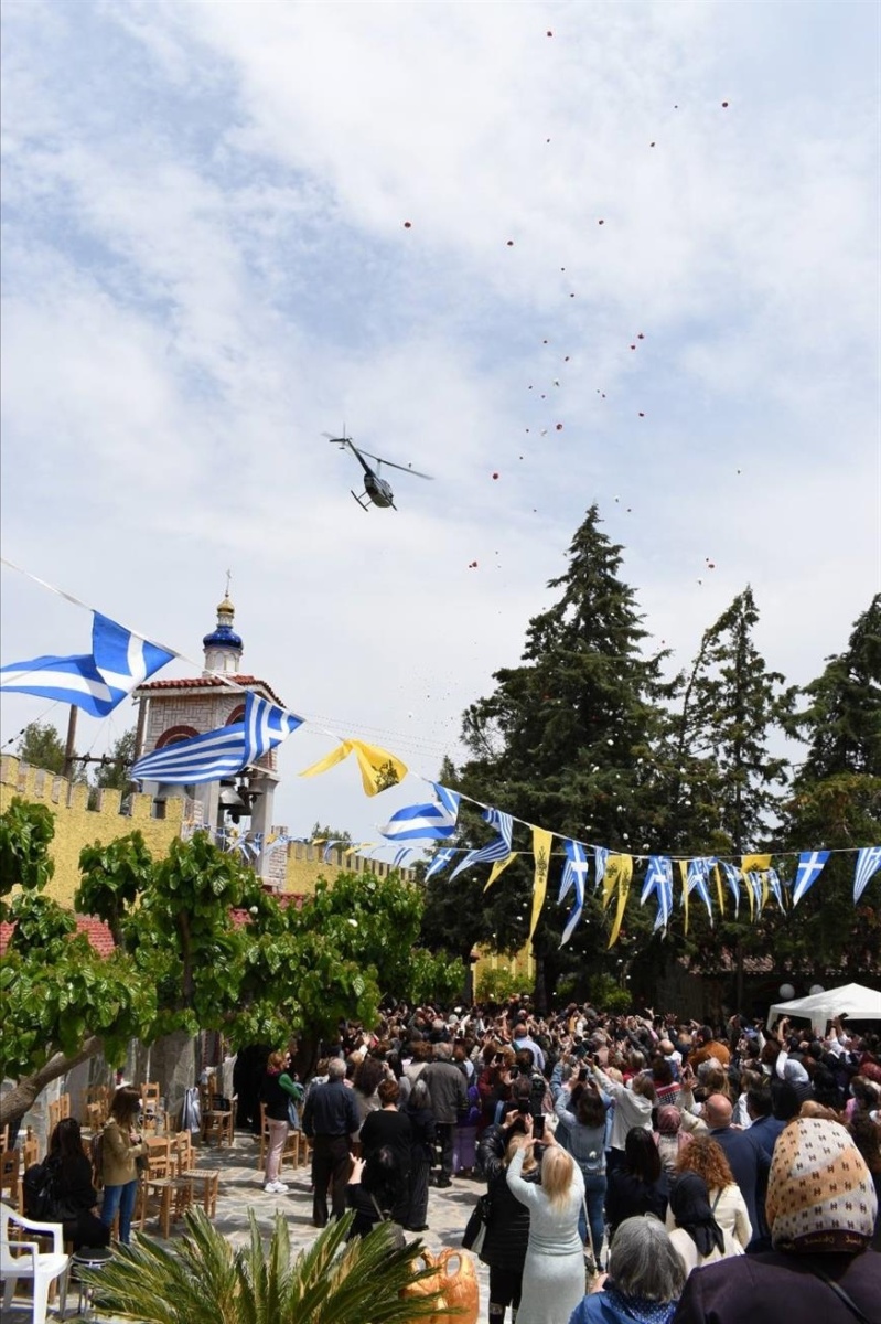 Πιλότος δραπετεύει από τους Ταλιμπάν και ρίχνει ροδοπέταλα στην εικόνα της Παναγίας από ελικόπτερο