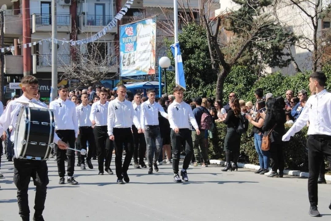 Συγκίνηση για τον σκοτωμένο 15χρονο Παναγιώτη: Οι συμμαθητές τιμούν τη μνήμη στην παρέλαση