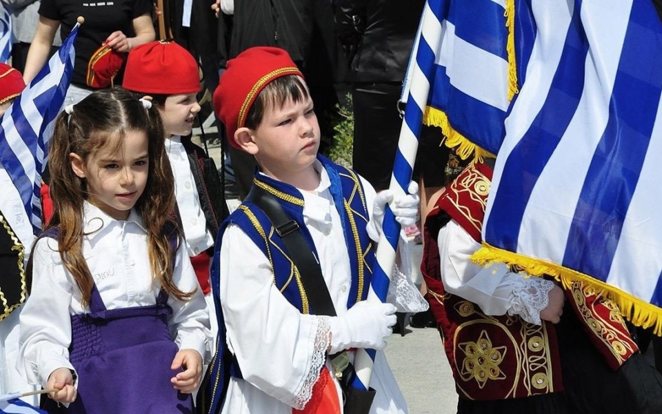 Το συναισθηματικό οδοστρωτήρα του να παρακολουθείς το παιδί σου σε μια παρέλαση>