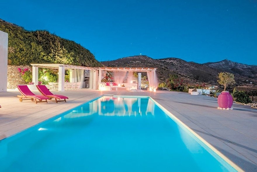 Ενοικίαση Villa Full Moon στην Πάρο για 2.200 ευρώ ανά διανυκτέρευση: Το πολυτελές καταφύγιο του Γιάννη Ραγκούση με ιδιωτική πρόσβαση σε σκάφος