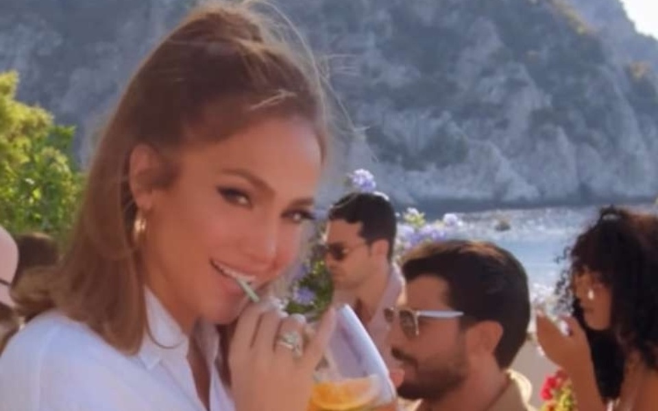 Η Jennifer Lopez αντιμετωπίζει αντιδράσεις για το λανσάρισμα μάρκας αλκοολούχων ποτών>