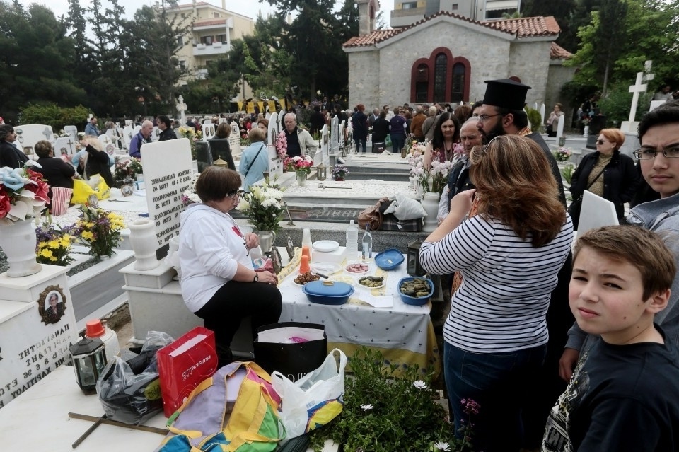 Ποντιακή κηδεία Έθιμο: Στρώνοντας ένα τραπέζι σε τάφους