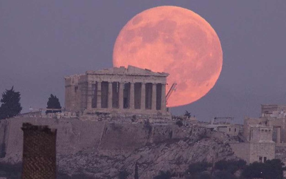 Ροζ πανσέληνος: Το πρώτο φεγγάρι της άνοιξης και πού πήρε το όνομά του>