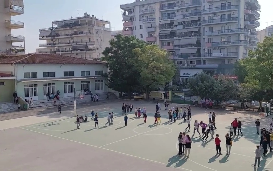 Σχολείο στη Λάρισα χρησιμοποιεί κλασική μουσική για να δημιουργήσει ήρεμη ατμόσφαιρα στο διάλειμμα>