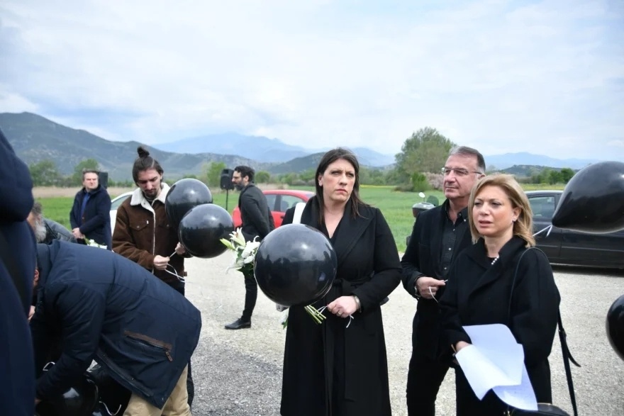 Συγκλονιστική επιμνημόσυνη δέηση για τις 57 ζωές που χάθηκαν στο σιδηροδρομικό δυστύχημα στα Τέμπη