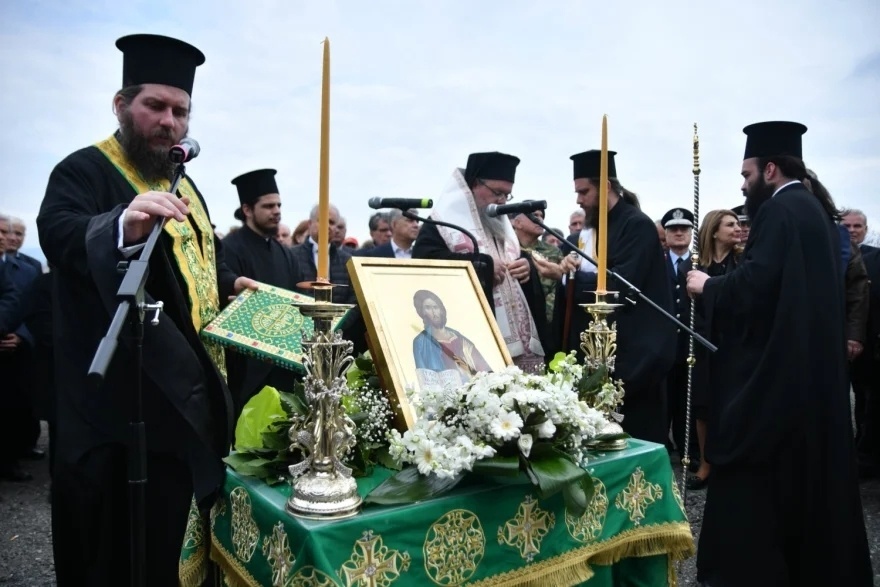 Συγκλονιστική επιμνημόσυνη δέηση για τις 57 ζωές που χάθηκαν στο σιδηροδρομικό δυστύχημα στα Τέμπη