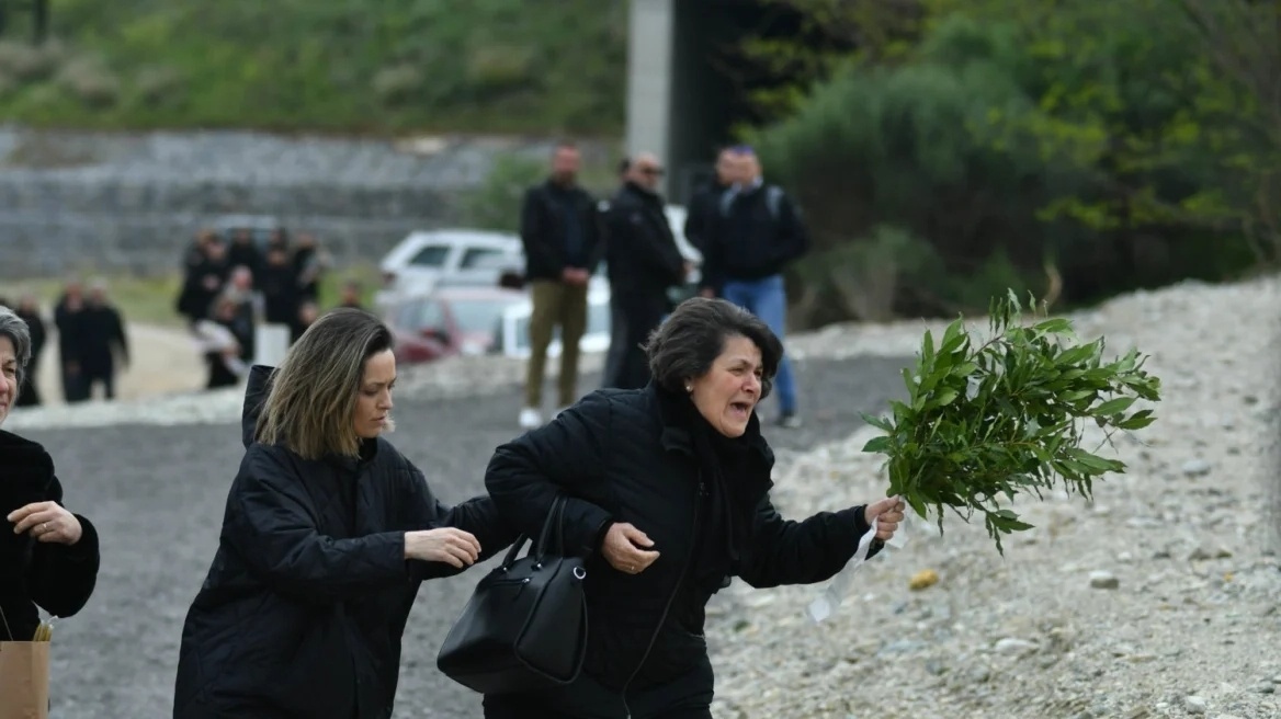 Συγκλονιστική επιμνημόσυνη δέηση για τις 57 ζωές που χάθηκαν στο σιδηροδρομικό δυστύχημα στα Τέμπη