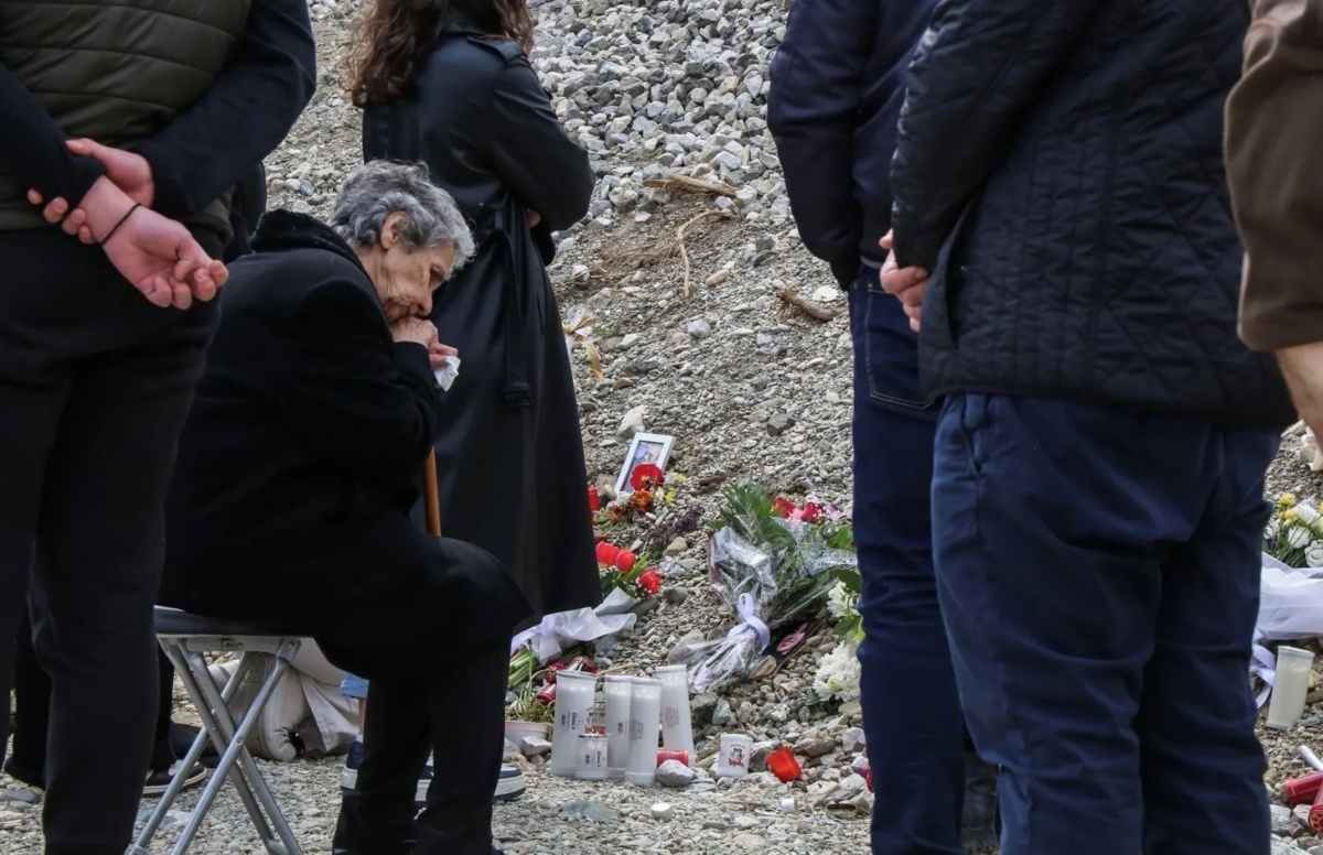 Συγκλονιστική επιμνημόσυνη δέηση για τις 57 ζωές που χάθηκαν στο σιδηροδρομικό δυστύχημα στα Τέμπη