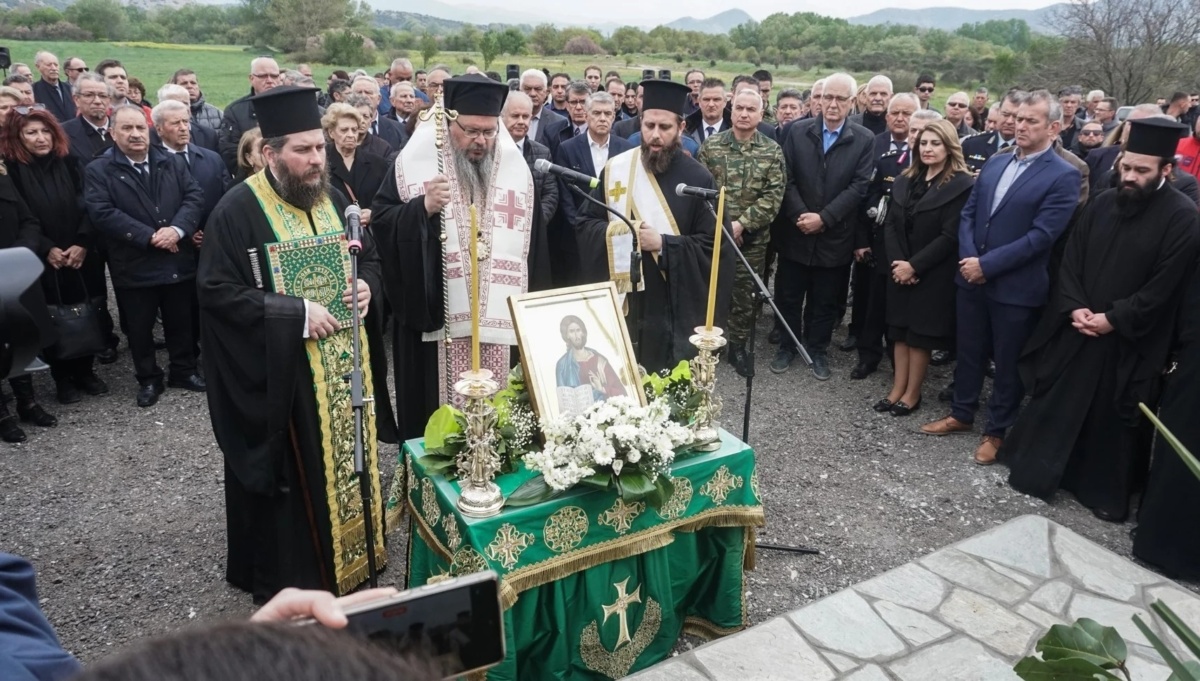 Συγκλονιστική επιμνημόσυνη δέηση για τις 57 ζωές που χάθηκαν στο σιδηροδρομικό δυστύχημα στα Τέμπη