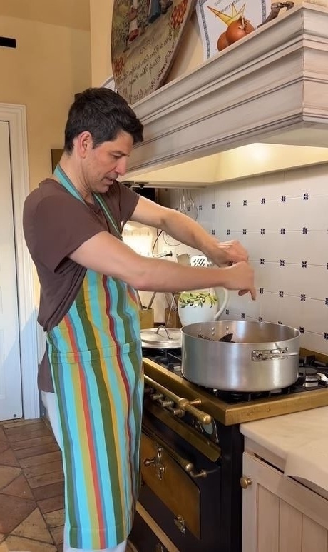 Βήμα προς βήμα Συνταγή & Συμβουλές: Ο Σάκης Ρουβάς μαγειρεύει «Fish Bianco» για αποτοξίνωση και διάλειμμα από το κρέας