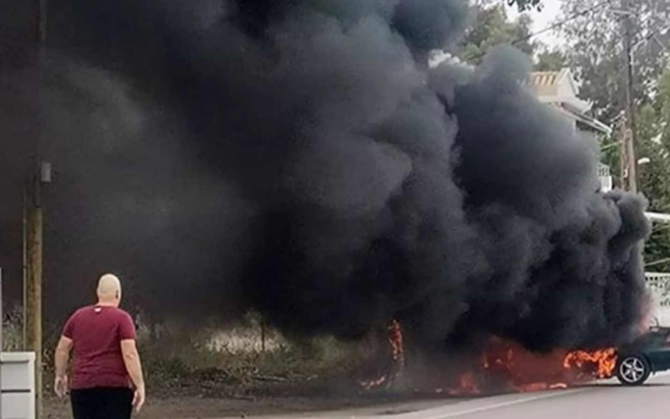 Φλεγόμενο αυτοκινητιστικό δυστύχημα: Απίστευτο ατύχημα στον παραλιακό δρόμο Μήλος – Νέα Κίος>