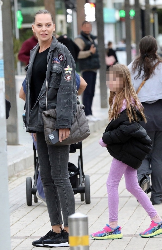 Κομψό ντουέτο: Η Υβόννη Μπόσνιακ-Ελένη Πασχαλίδη και η μοντέρνα κόρη της λάμπουν με Athleisure Wear