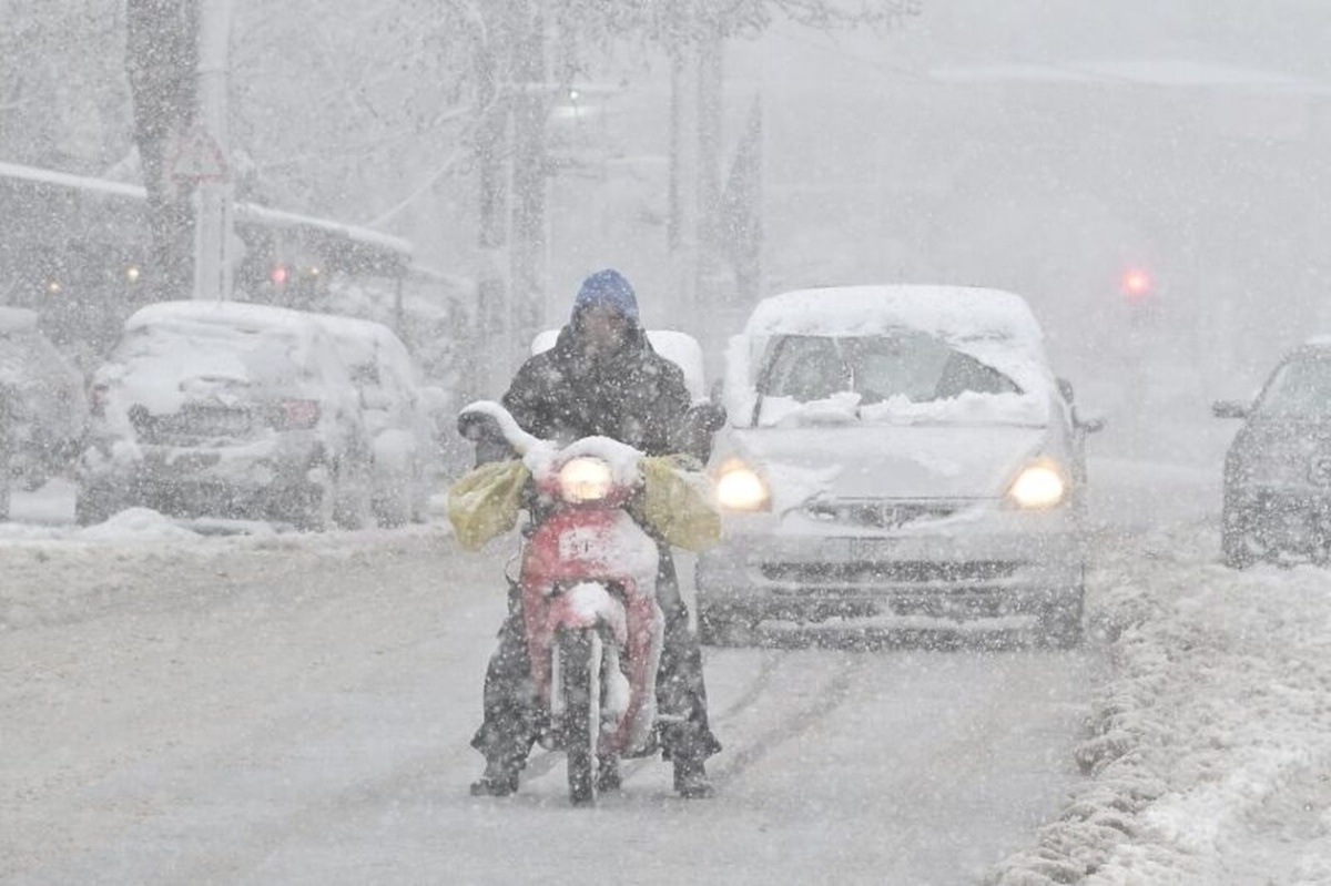 Μάχη με το χιόνι του Delivery Man: Αποκαλύφθηκε ο αντίκτυπος της κακοκαιρίας της Μπάρμπαρα