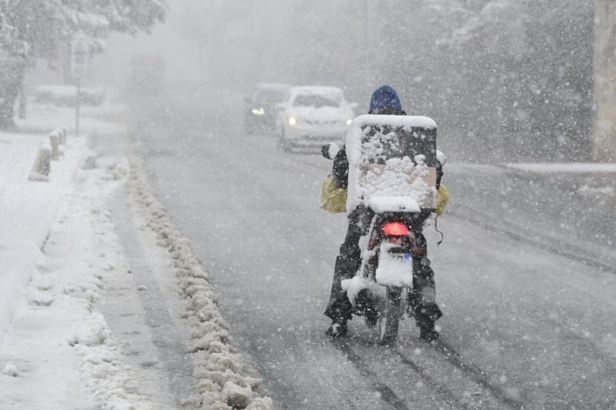 Μάχη με το χιόνι του Delivery Man: Αποκαλύφθηκε ο αντίκτυπος της κακοκαιρίας της Μπάρμπαρα