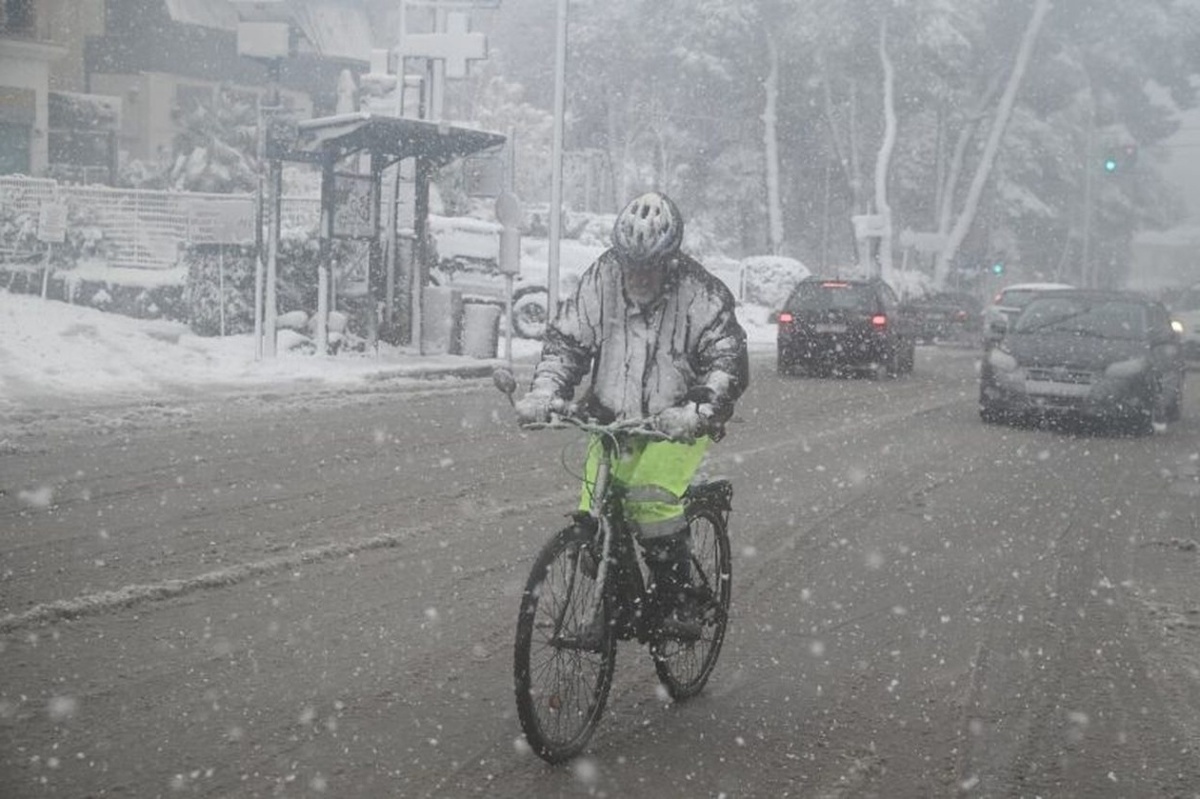 Μάχη με το χιόνι του Delivery Man: Αποκαλύφθηκε ο αντίκτυπος της κακοκαιρίας της Μπάρμπαρα