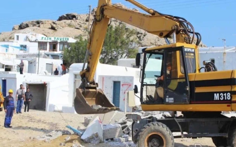 Πρώτη κατεδάφιση αυθαίρετου κτιρίου 20 τ.μ. στη Μύκονο>