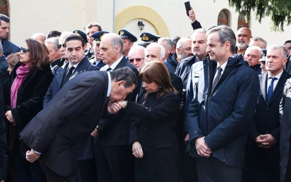 Συγκλονιστικό χειροφίλημα στην κηδεία του Ευστάθιου Τσιτλακίδη – Ο Φραγκούλης Φράγκος στην Κατερίνα Σακελλαροπούλου