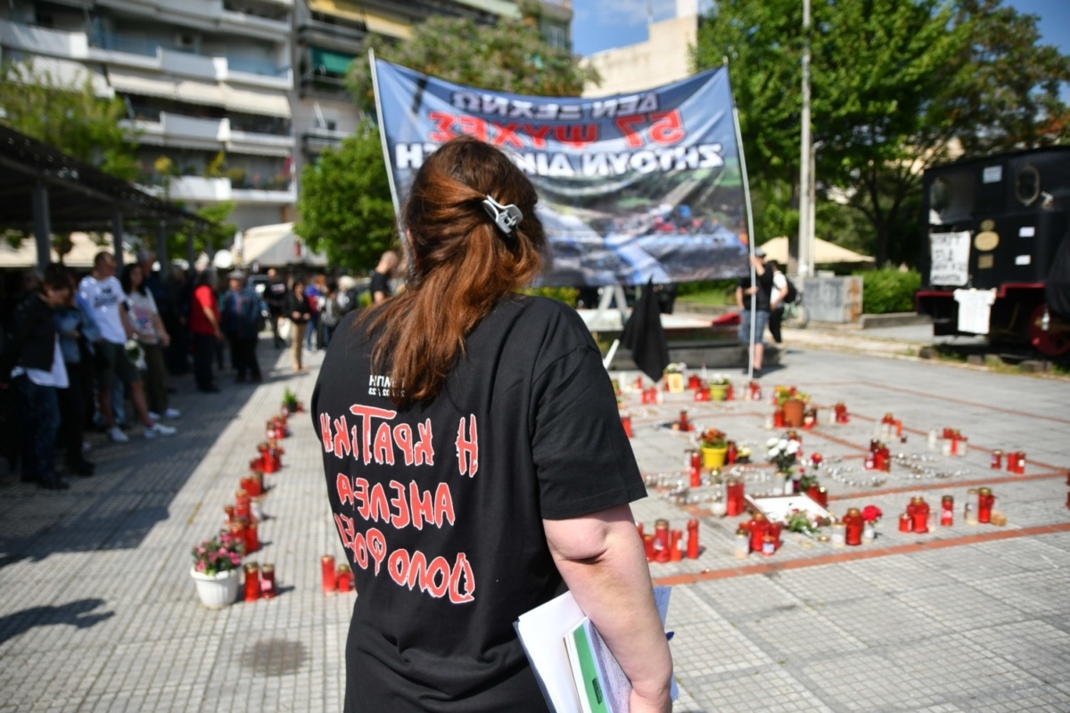 Τιμώντας τα θύματα: Πορεία με κεριά για την τραγωδία στα Τέμπη