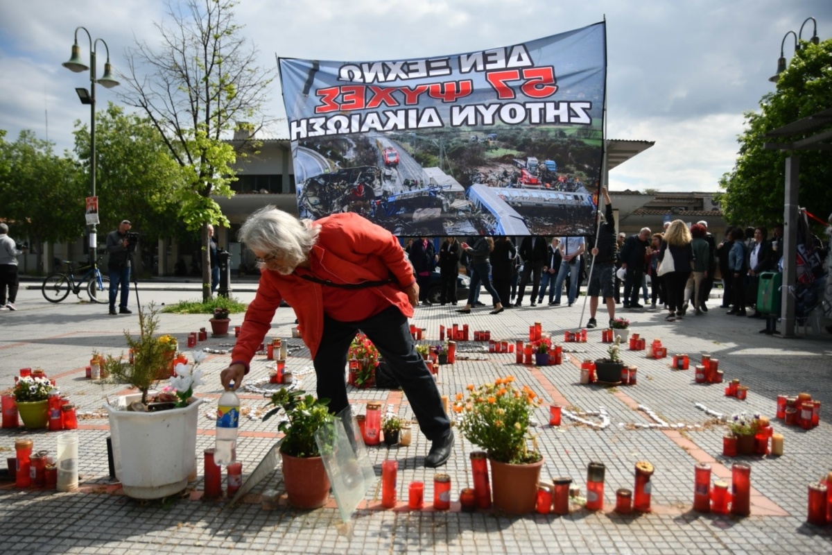 Τιμώντας τα θύματα: Πορεία με κεριά για την τραγωδία στα Τέμπη