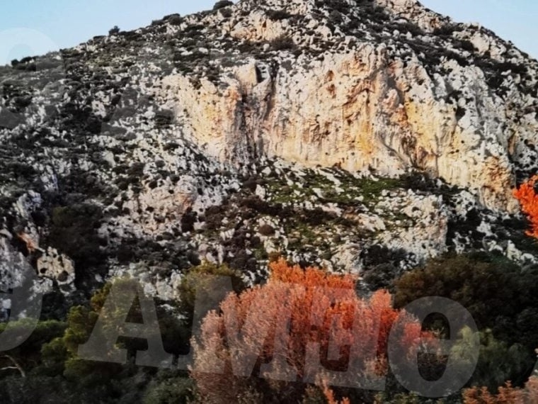 Τραγικό περιστατικό στην Κερατέα: Άνθρωπος συνθλίβεται από βράχο ενώ συλλέγει χόρτα