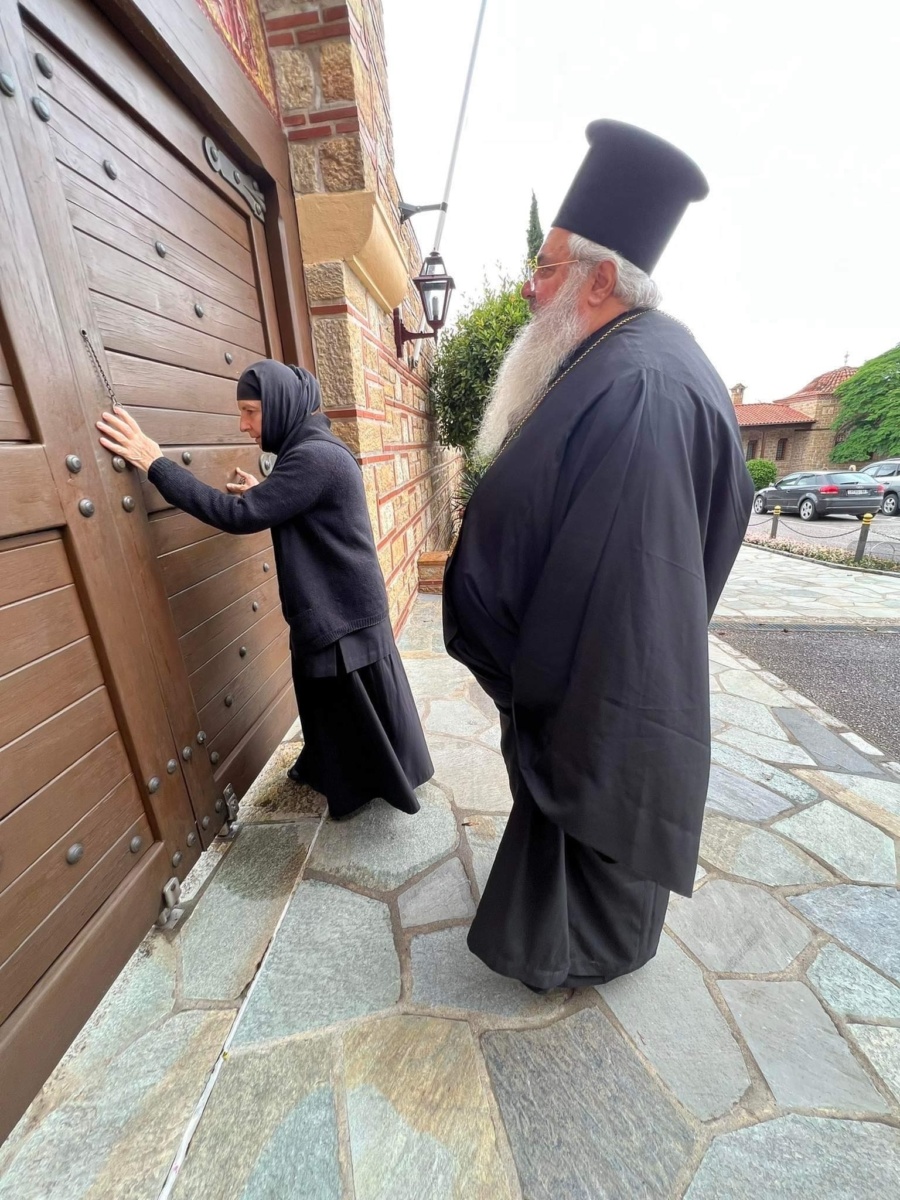 Αφοσιωμένο προσκύνημα: Ο Γέροντας Αθανάσιος στον τάφο του Αγίου Παϊσίου στη Σουρωτή