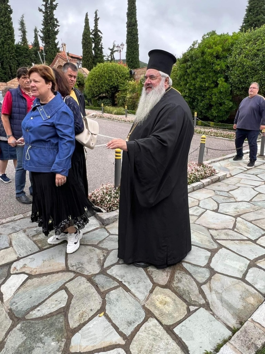 Αφοσιωμένο προσκύνημα: Ο Γέροντας Αθανάσιος στον τάφο του Αγίου Παϊσίου στη Σουρωτή