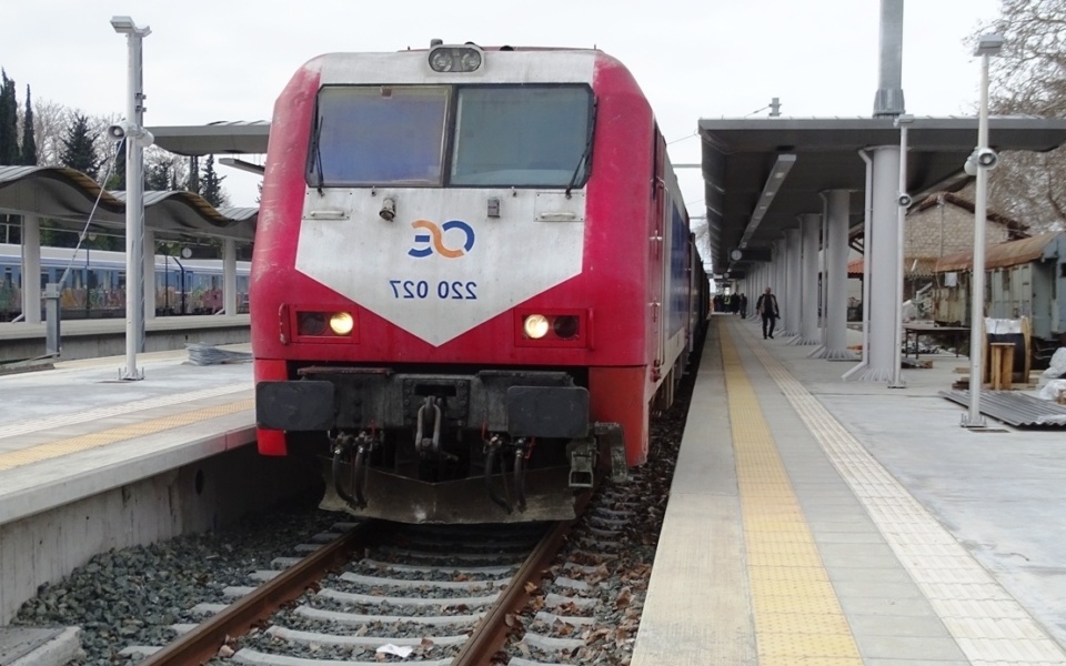 Ακινητοποιημένο τρένο στη Σίνδο: Χάος και θυμός επιβατών – Δεν χάθηκαν ζωές>