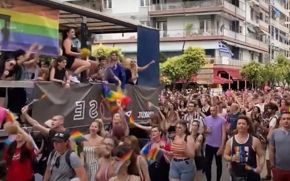 Ένταση στο Thessaloniki Pride: Ανήλικοι διαταράσσουν την παρέλαση με πετροπόλεμο>