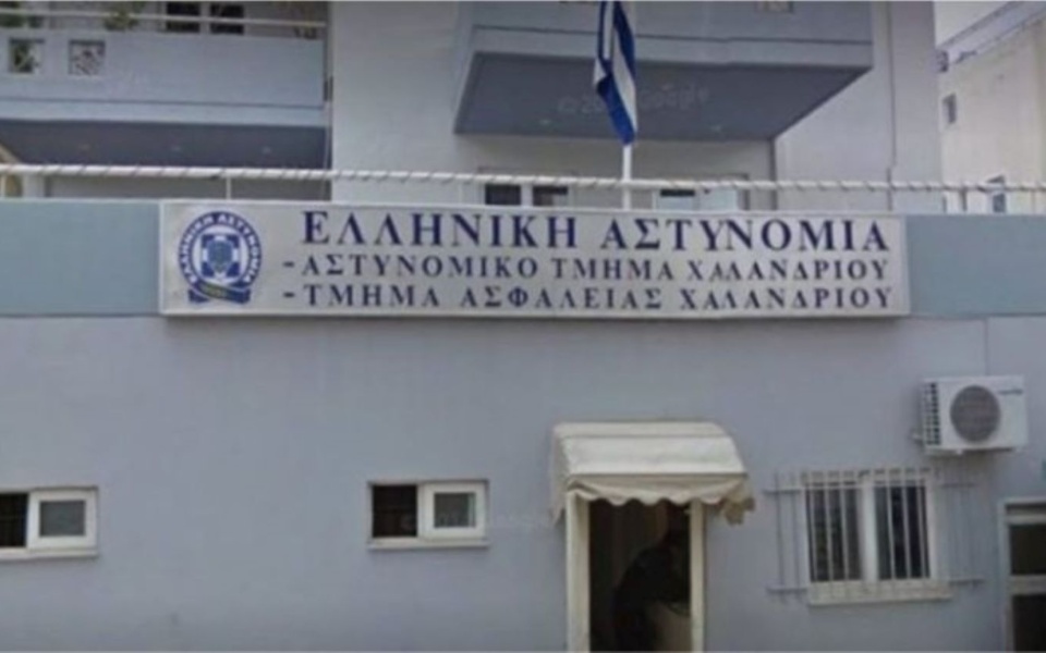 Οι αρχές ξεκινούν ανθρωποκυνηγητό: Κρατούμενος δραπετεύει από το αστυνομικό τμήμα Χαλανδρίου>