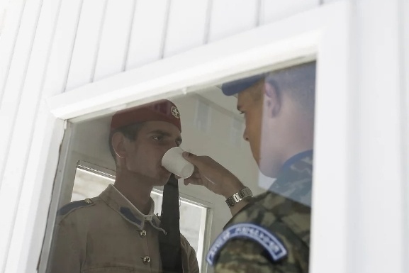 Αφοσιωμένοι στρατιώτες υπομένουν τη ζέστη στο μνημείο του Άγνωστου Στρατιώτη