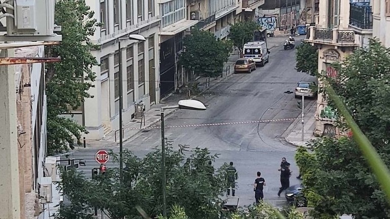 Έρευνα και επιπτώσεις στην κυκλοφορία: Έκρηξη βόμβας χαμηλής ισχύος στη Μεγάλη Στοά της Ελλάδας στην Αχαρνών