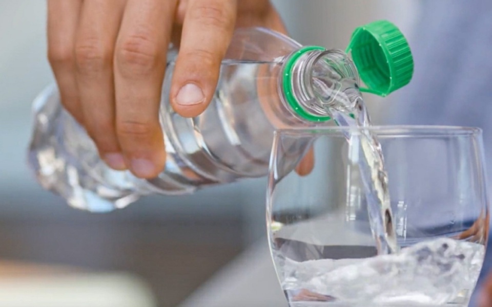 Λεπτομέρειες και επιπτώσεις: Αλλαγή στα πλαστικά καπάκια των μπουκαλιών>